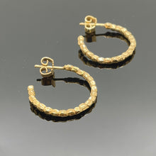 Lade das Bild in den Galerie-Viewer, Facettierte Creolen Gelbgold